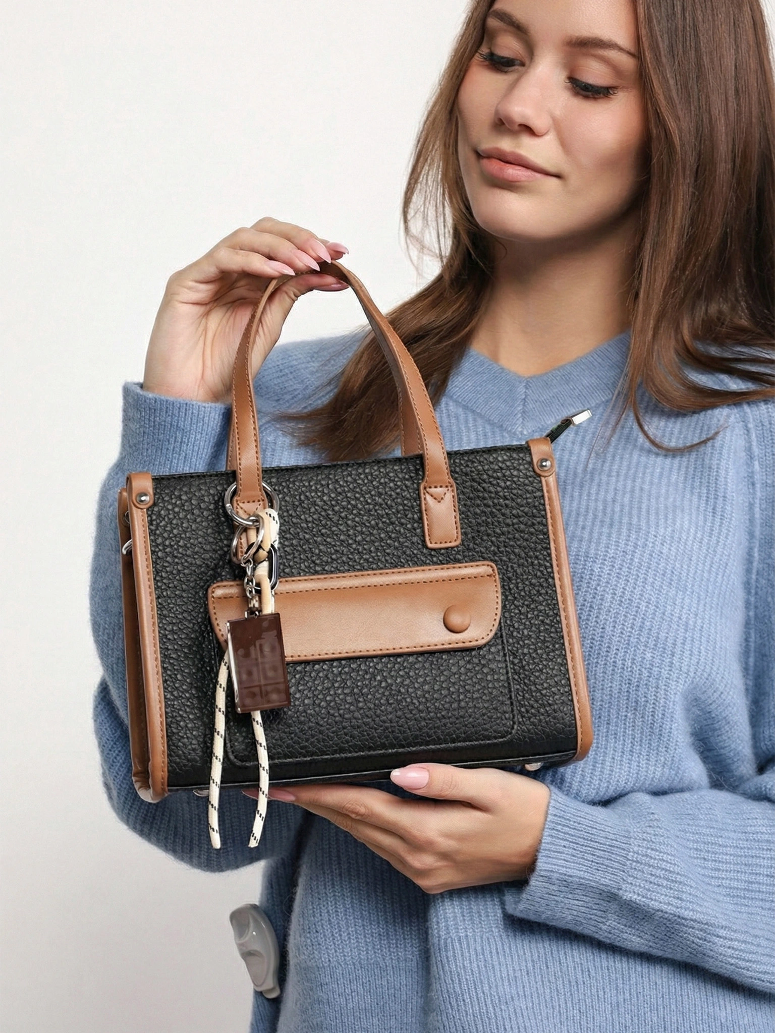 Сумка-тоут с декоративным брелком в ассортименте